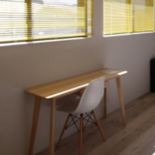 カウンターテーブル、イームズチェアの画像