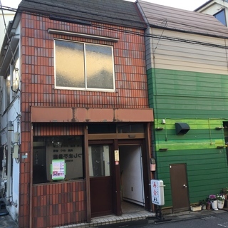 狭山ケ丘駅徒歩７分のサンロード商店街通り沿い狭小テナント１戸建てです。小さなお店をしたい方。または居住も可。１F６畳程度の洋室。トイレ、キッチン。２階も倉庫になります。礼金敷金０　更新料０　仲介手数料０の画像
