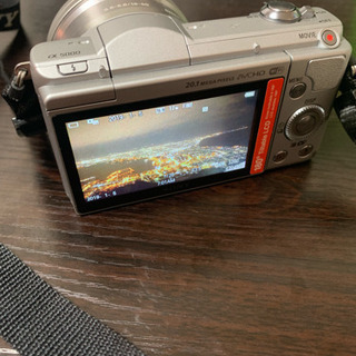 SONY ミラーレス一眼 α5000 シルバーの画像
