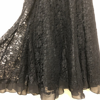 セシルマクビー 黒ドレスの画像