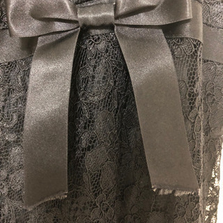 セシルマクビー 黒ドレスの画像