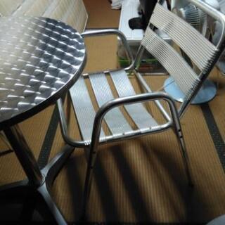★アメリカンなテーブルとイス2脚セット★アルミ製の画像