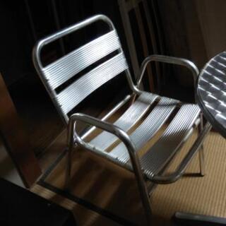 ★アメリカンなテーブルとイス2脚セット★アルミ製の画像