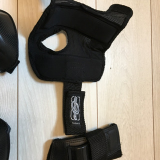 スケボー、インラインスケート用の膝、肘、手首のプロテクターの画像