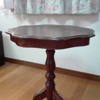 木製サイドテーブルの画像