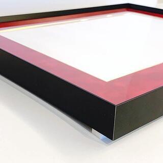 スタイリッシュな黒と赤が映える「額縁」　サイズ45㎝×35㎝×3.1㎝の画像