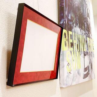 スタイリッシュな黒と赤が映える「額縁」　サイズ45㎝×35㎝×3.1㎝の画像