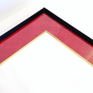 スタイリッシュな黒と赤が映える「額縁」　サイズ45㎝×35㎝×3.1㎝の画像
