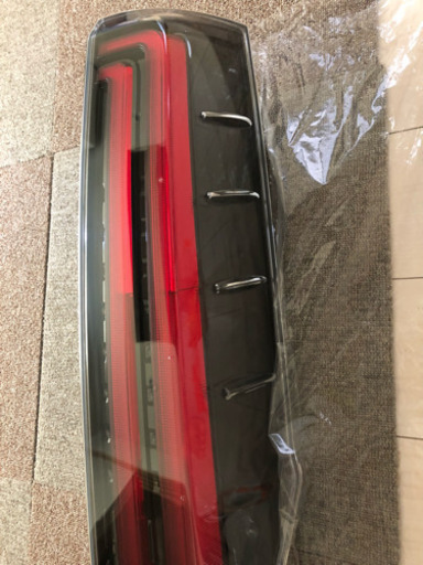 80ノア後期の純正テールになります！