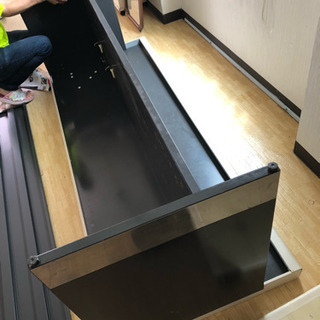 洋品店閉店 大きく頑丈なテーブルの画像