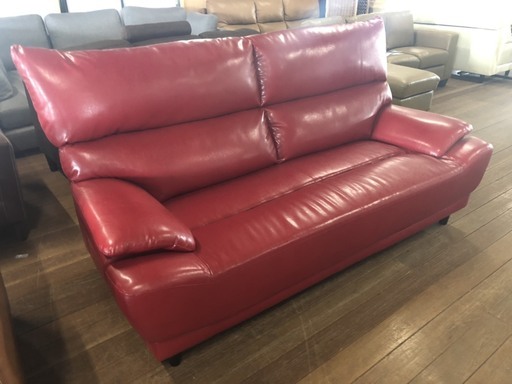 レッドソファー！3人掛け！8800円販売します！ちょっと糸が外れてます。