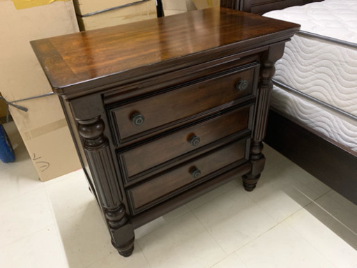 大きいナイトスタンド / 収納キャビネット