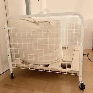 【美品】布団収納ラックと快適パイプ椅子（作業椅子）のセット