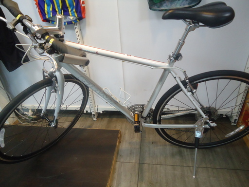 【エコプラス小倉南店】GIANT クロスバイク ESCAPE R3  3×8段 ホワイト×シルバー色 Mサイズ 美品中古車☆スタッフ向井おすすめ