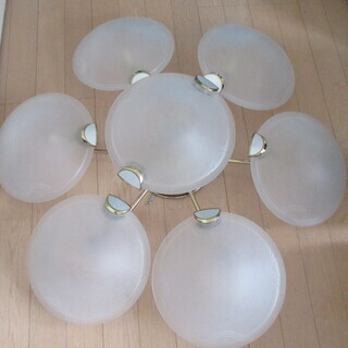 シーリングライトです　ガラス製で高級感のあるもので　7個のライトが付きます　ＬＥＤ電球の新品をつけてのお値段です