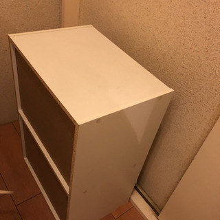 2段カラーボックス ホワイト 目隠しカーテン付きの画像