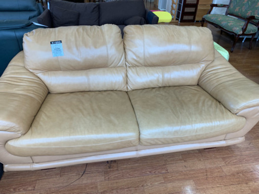 ゆったり寛げちゃう3人掛けソファです!レザー使用してます