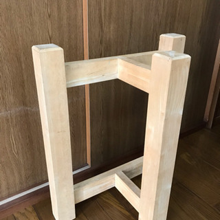 一枚板を乗せるT字脚の画像