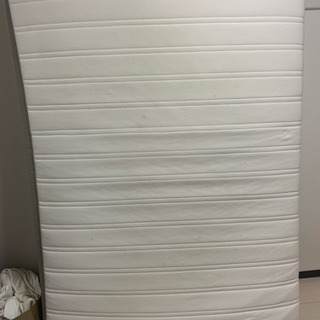 IKEAのクイーンベッド