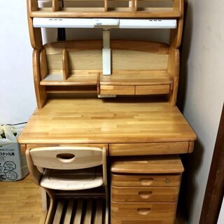 学習机、椅子、棚、鍵付きキャビネット、ライト点灯、電源付き