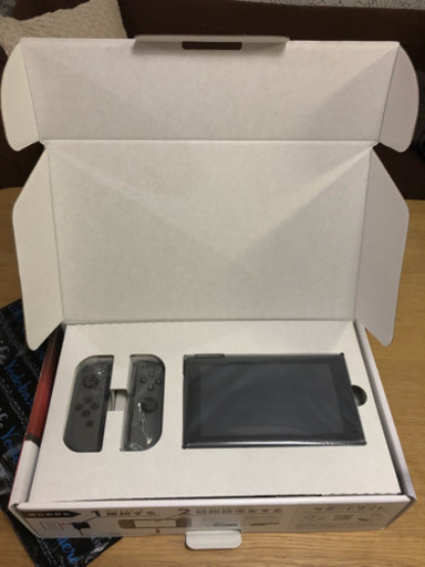任天堂Switch新品未開封(撮影用に上のフタのみ開けました)