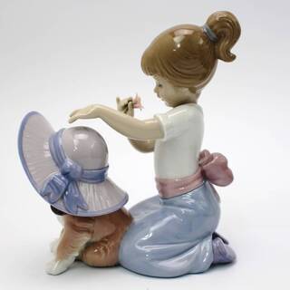 532)【美品・ガラスケース付】リヤドロ 人形 少女置物『おめかししよう