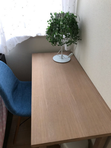 勉強机と青い椅子