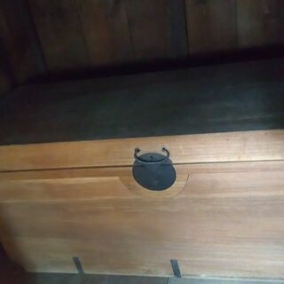 昔の収納家具　長持ちの画像