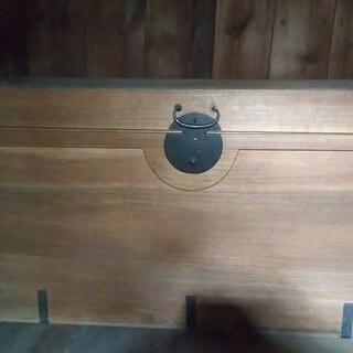 昔の収納家具　長持ちの画像