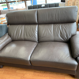 休日ゆったり休暇を!高級感溢れるレザー使用の二人掛けソファー!