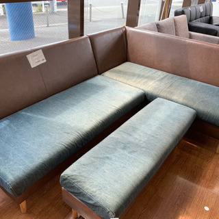 大人数で談笑 真ん中にテーブルを置いてゆったりと寛ぎ空間に!