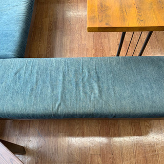 大人数で談笑 真ん中にテーブルを置いてゆったりと寛ぎ空間に!の画像