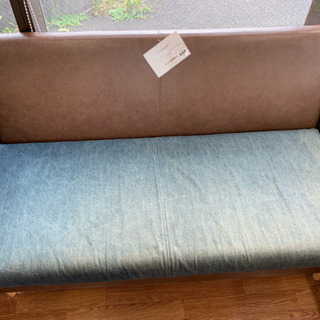 大人数で談笑 真ん中にテーブルを置いてゆったりと寛ぎ空間に!の画像