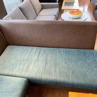 大人数で談笑 真ん中にテーブルを置いてゆったりと寛ぎ空間に!の画像