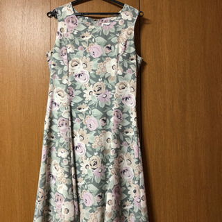 引取りなら無料。落ち着いた色味の花柄ワンピース。