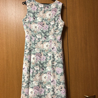 引取りなら無料。落ち着いた色味の花柄ワンピース。の画像