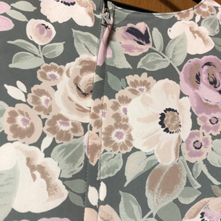 引取りなら無料。落ち着いた色味の花柄ワンピース。の画像