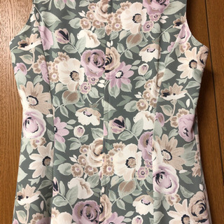 引取りなら無料。落ち着いた色味の花柄ワンピース。の画像