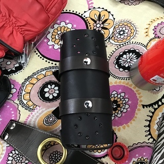 ガソリン予備ボトル1000ミリリットルとレザーホルダーのセット未使用品。の画像