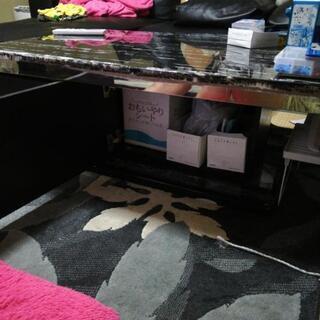 でかい石のテーブルの画像