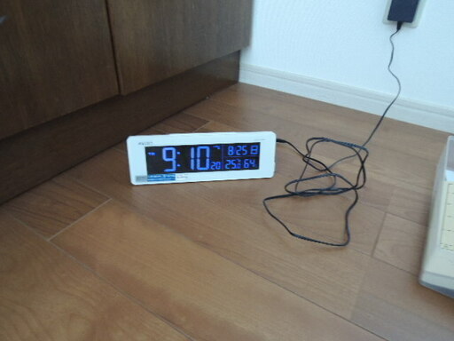 電波時計・置き・文字色帰れます・８５００円の品・格安