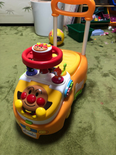アンパンマンの車のおもちゃ