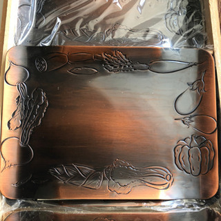 銅製品で出来たお皿の画像