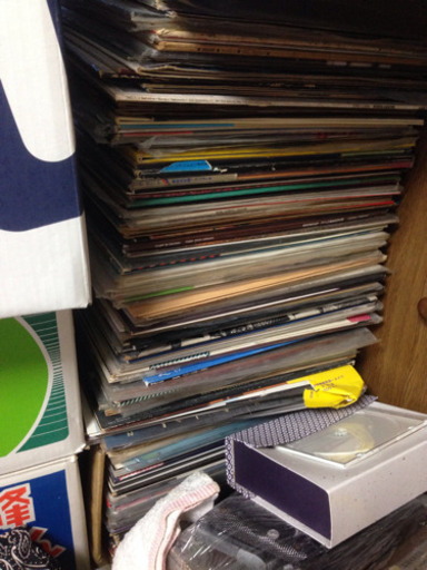 古いジャズや邦楽レコード。プレーヤーとセットです、