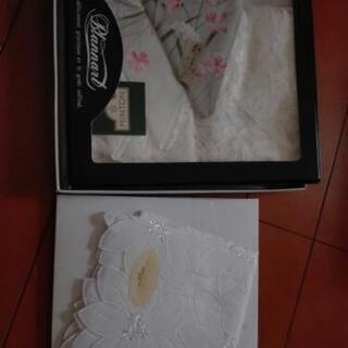 レースのハンカチとポーチ