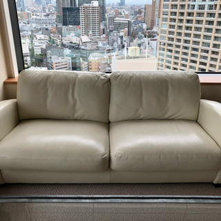 IDC大塚家具の革製三人掛けソファ