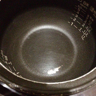 タイガー土鍋ジャー JKN-A100 5.5合炊き メタリックブラウン 中古 完全動作品 ※釜底の一部が剥がれていますの画像