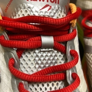 ニュートンランニング 白の画像