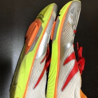 ニュートンランニング 白の画像