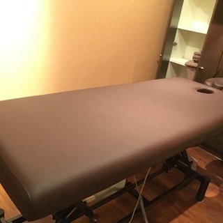配達、お値段ご相談可能　電動昇降ベッド🛌(エステ、マッサージ)の画像